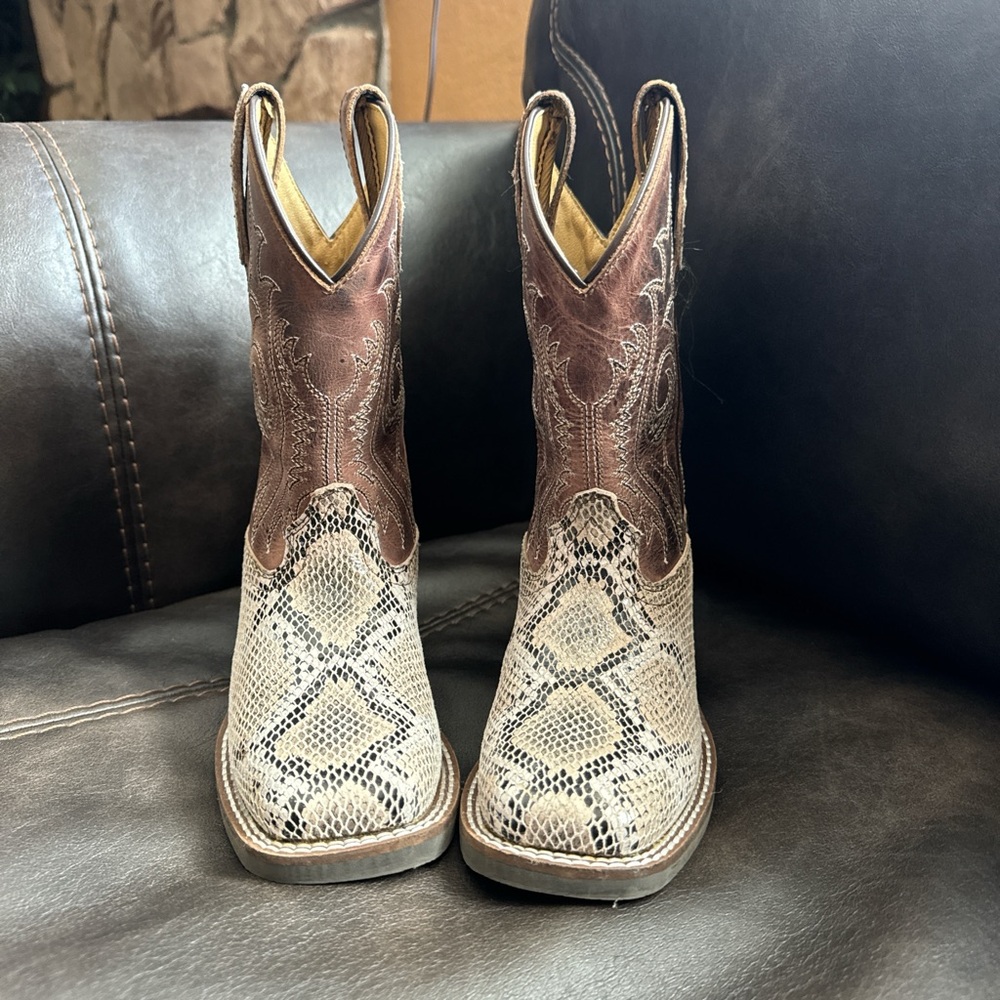 Girls boots